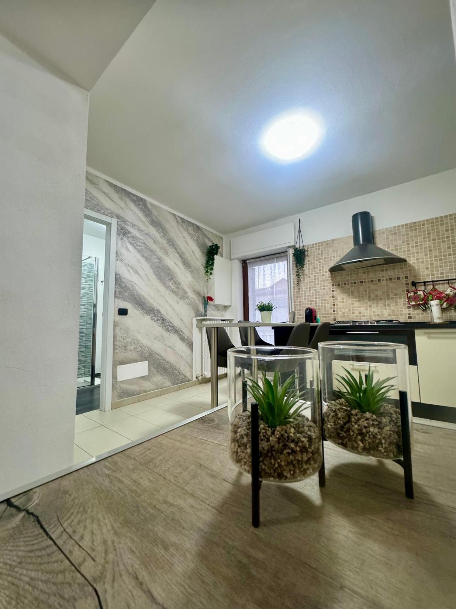 Casa Alessio - Elegante Appartamento Nel Cuore Di Cesano Maderno Exterior foto